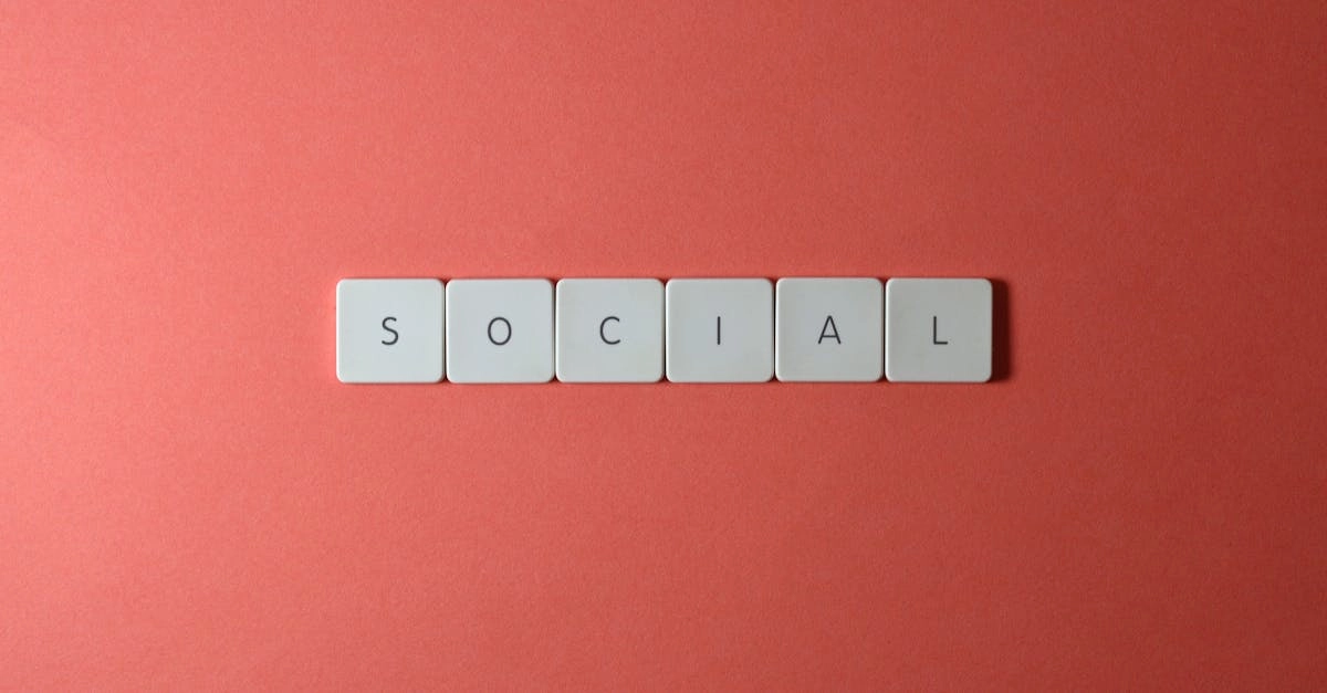 SMM-специалист анализирует вечерние метрики социальных сетей за рабочим столом